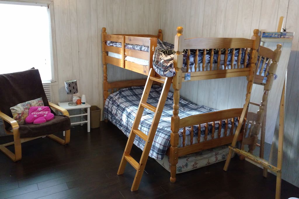 La chambre des enfants avec un matelas supplémentaire