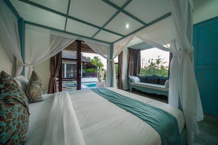 غرفة نوم مريحة مع مكيف هواء وحمام داخلي وإضاءة دافئة لنوم مريح.