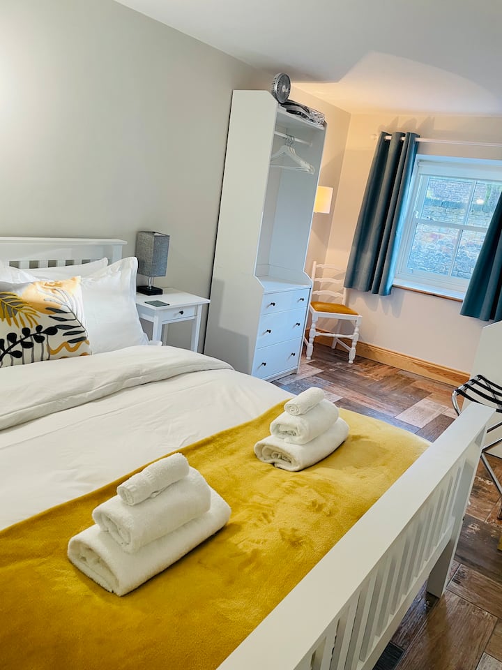 Het kingsize bed heeft stevige en medium steunkussens en extra dekens. Laat het me weten als je een hypoallergeen dekbed en kussens nodig hebt, dan verwissel ik ze voor je verblijf. Er is een kledingkast, twee sets lades, zachte handdoeken, badjassen en een bagagerek.