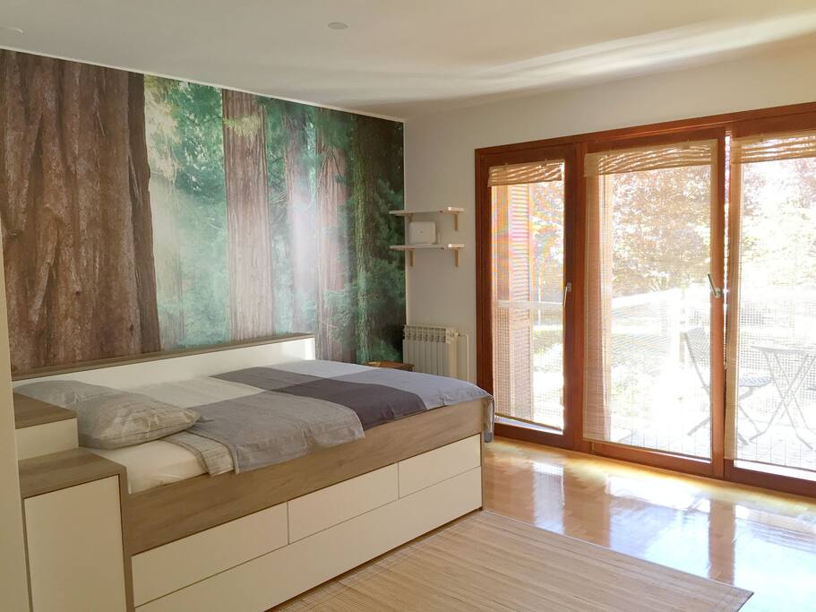 Just a touch of redwood to forget the city behind