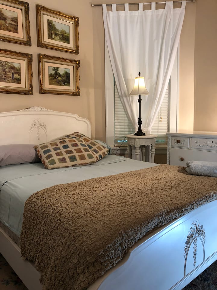 Რომანტიკული და მომხიბლავი საძინებელი საწოლის თითოეულ მხარეს დაგპატიჟებთ წასაკითხად ან ინტერნეტში დასათვალიერებლად, სანამ ჩვენთან ახლოს მდებარე ტურისტული მიმართულებებით დატკბებით.!!!! Სიამოვნებით გაგიზიარებთ . Ასეც იყო!!!!