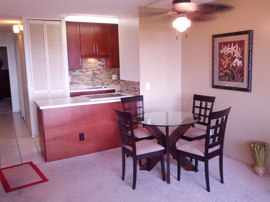 Fully-equiped kitchen and dinette