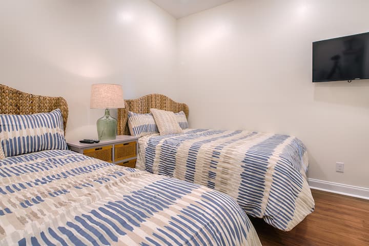 غرفة النوم الثالثة - سريران ملكيّان