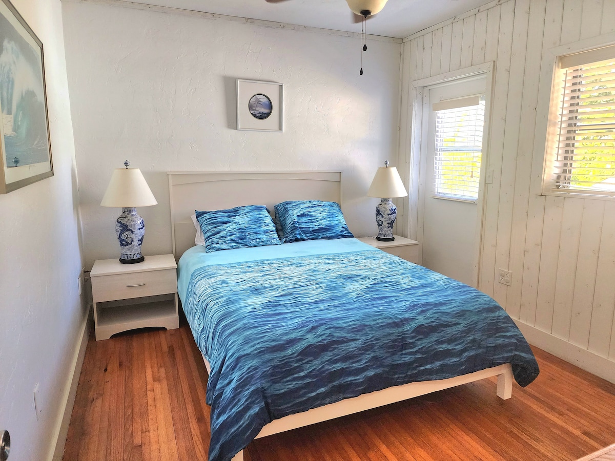 Chumba cha kulala cha 3 chenye kitanda kipya cha ukubwa wa queen, kabati la nguo, kabati, feni ya dari na mlango wa nje wa kujitegemea wa bwawa.