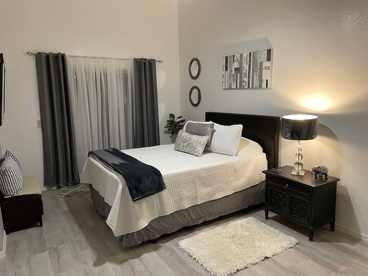 בסוויטת חדר השינה הראשי יש הרבה מקום 