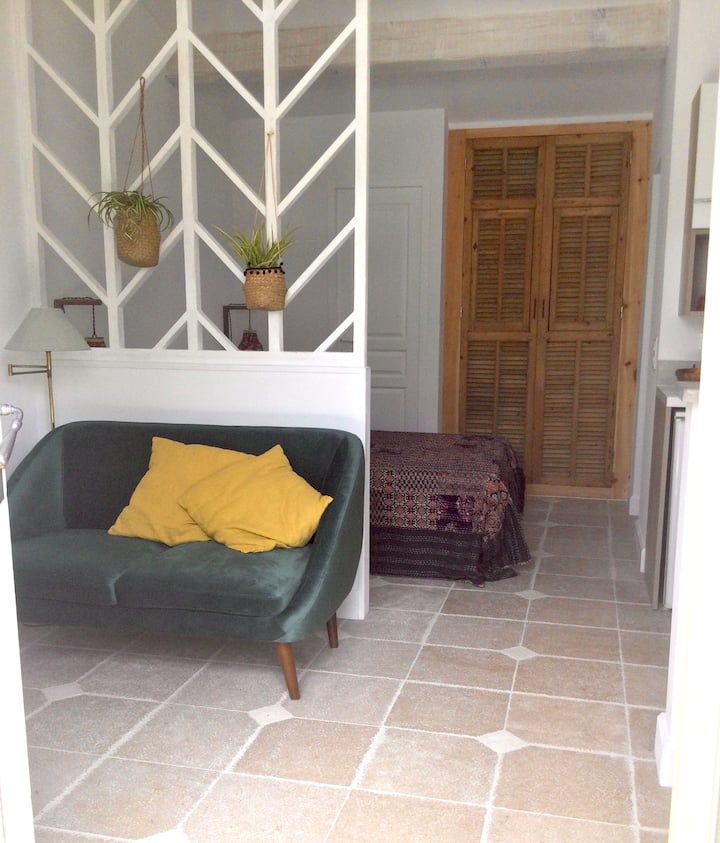 in de voorgrond zithoek, achter de claustra slaapkamer ruimte met kledingkast aan de achterkant