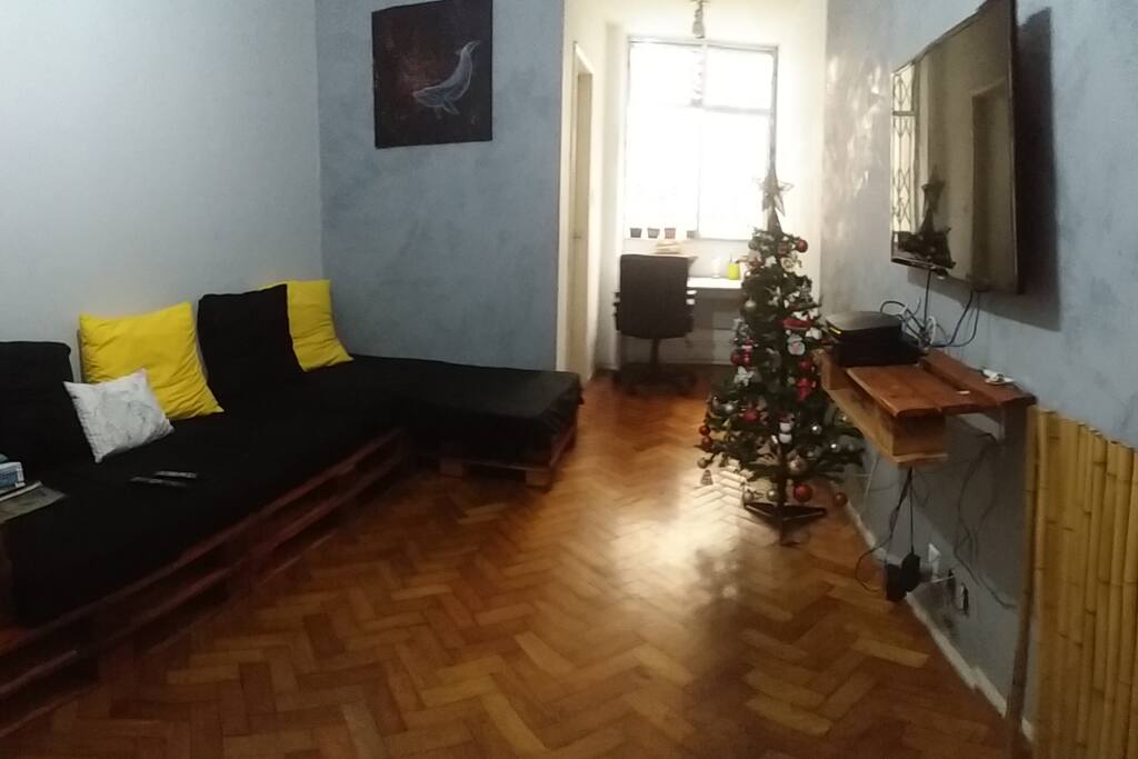 Sala confortável e disponível com canal a cabo para o hóspede usar ! Temos wifi e internet de alta velocidade !!!!
Sala confortable y disponible con canal a cable para el huesped poder usar!!! Tenemos wifi y internet de alta velocidad!!
Comfortable and available room with cable channel for the guest to use! We have wifi and high speed internet!!
