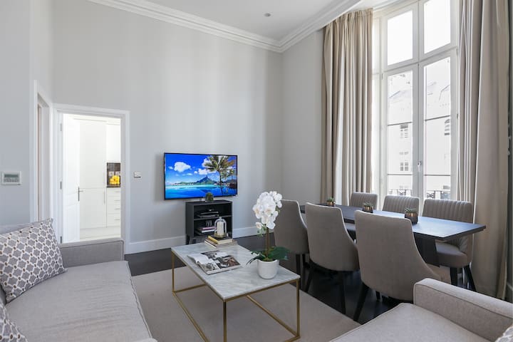 Luxe 2 bed with balcony Lift & A/C in Paddington gallery image 3