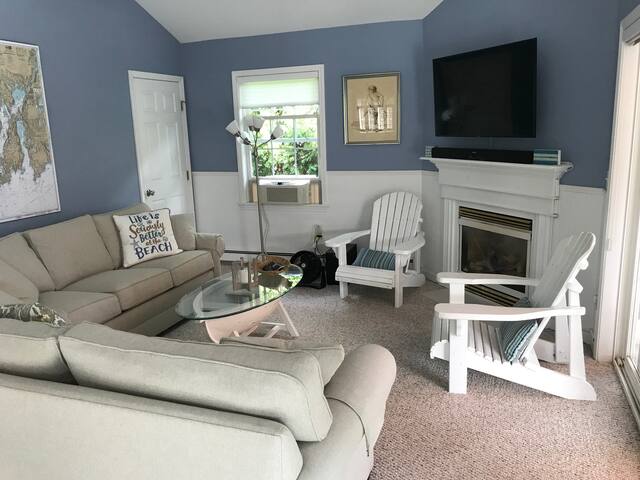 4 Bed 3 BA home w/ view. Walk to Easton’s Beach. gallery image 5