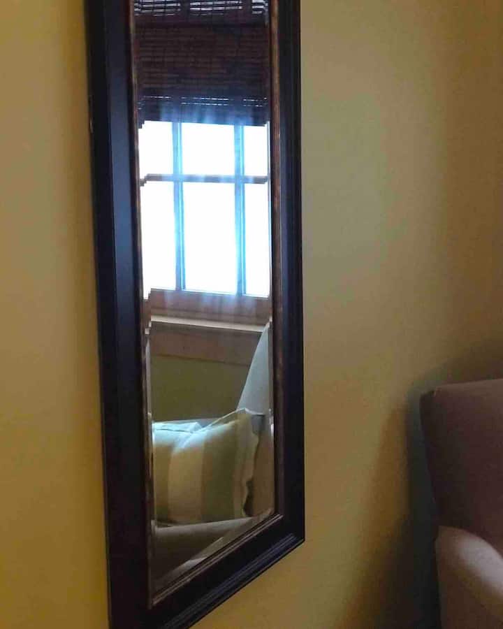 Área de dormitorio en el departamento en la cima de la montaña