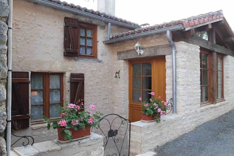 Guest house sleeps 10 near Futuroscope