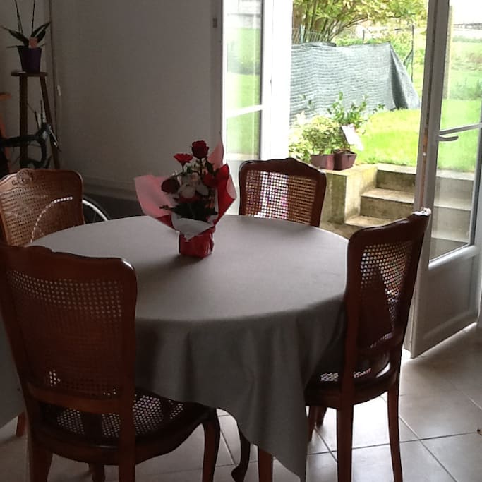 Le petit déjeuner pourra se prendre en commun face à un jardin verdoyant.