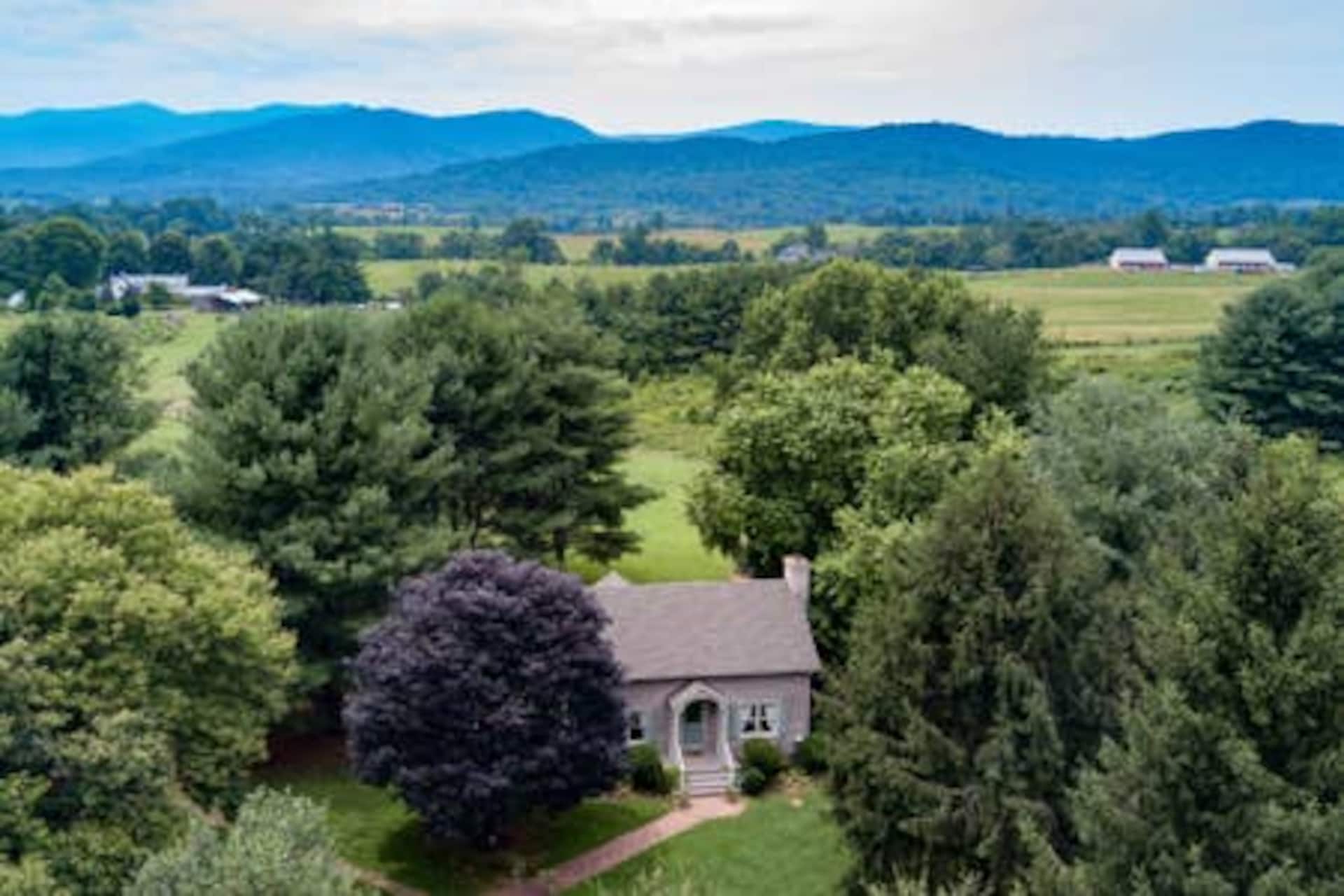 ”Enchanting Cottage” near Little Washington, VA