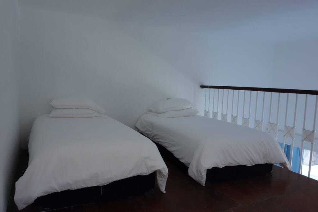 2 Camas Individuales en Tapanco
2 twin beds on the Tapanco