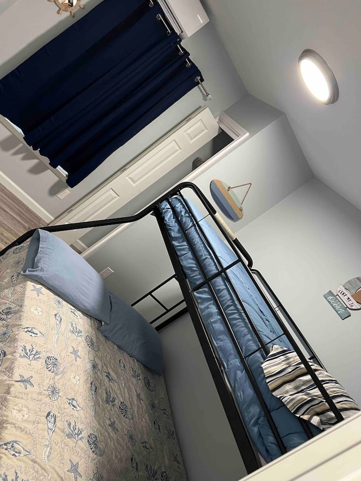 ห้องนอนที่ 2 เตียงคู่เหนือเตียงควีนไซส์ 2 ชั้น