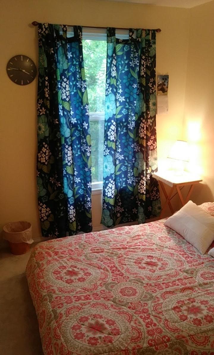 חדר שינה נעים עם חלון גדול