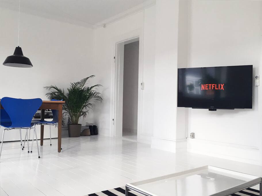 Spacious livingroom with TV (netflix), dining area with 5 Arne Jacobsen chairs.