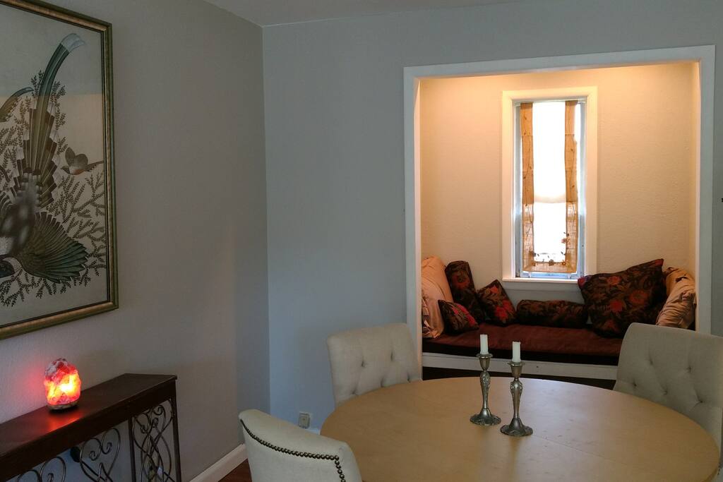 Indoor dining with expandable table