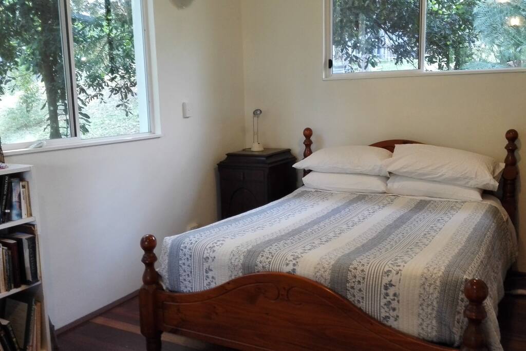 Bedroom 1 - queen bed