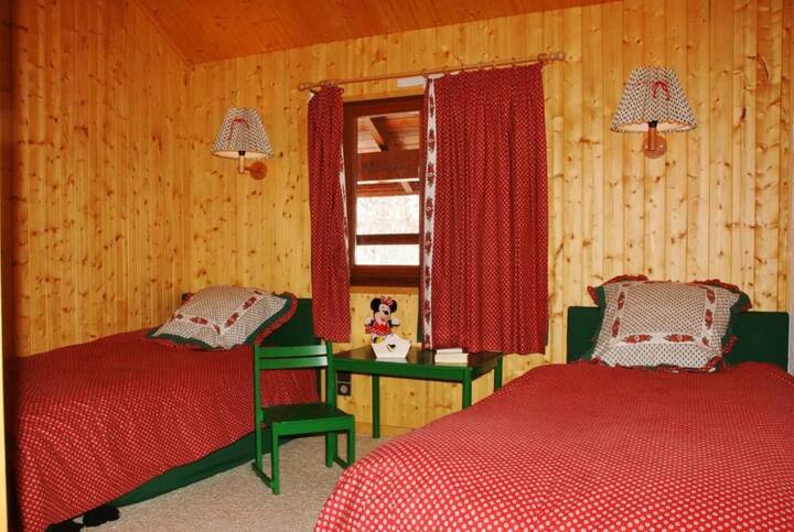 Dormitorio provenzal
con lavabo empotrado en un armario