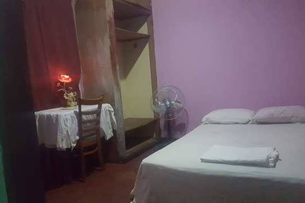Habitaciòn privada para dos personas con ventilador, baño compartido, wifi, àrea de cocina y lavanderìa $15 una persona y $20 dos personas cada noche