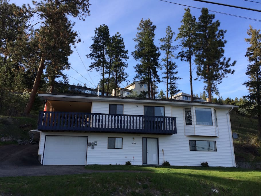 Views of Okanagan Lake and surrounding mountains from both the upstairs and downstairs.