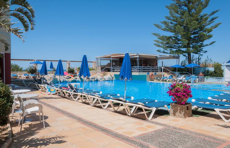 New! Luxury Art Deco Apartment gallery image 2