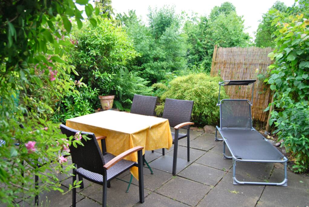 Gartenmöbel und Sonnenliegen