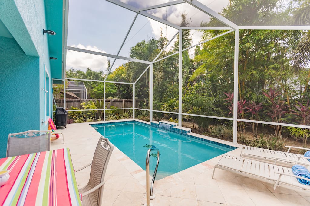 Grill, plenty of seating, pool toys