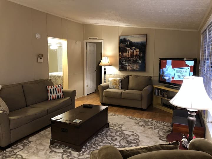 房间非常好，配有标准双人沙发床，可欣赏诺曼湖的美景