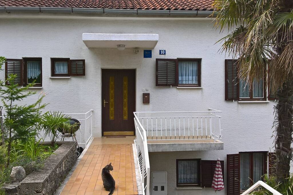 ulaz u apartman, ulična strana kuće