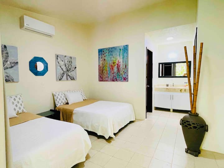 חדר שינה שני, שתי מיטות זוגיות עם חדר רחצה