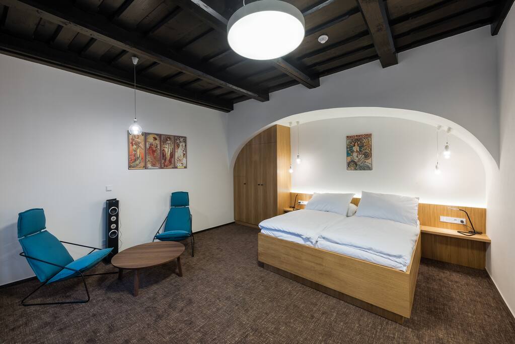 King size bed with pillow selection