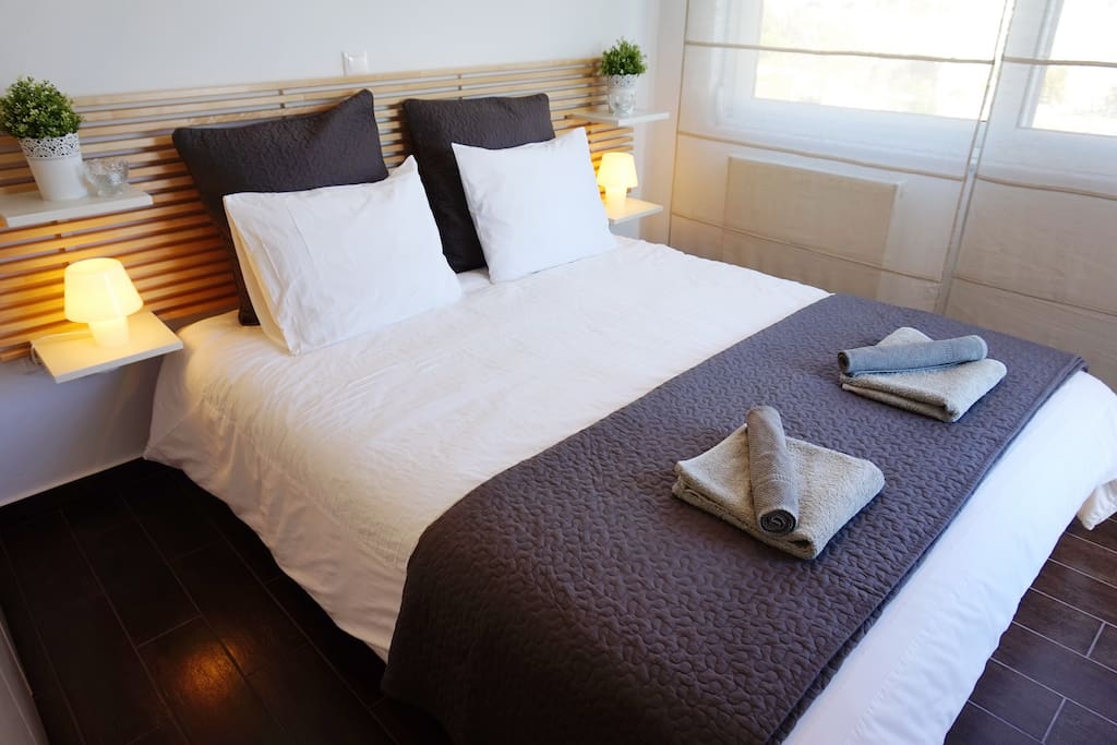 Slaapkamer met tweepersoonsbed en balkon
