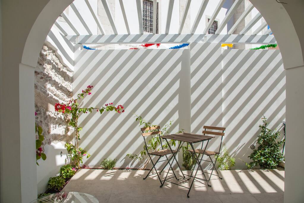 You can enjoy a quiet breakfast under the sun