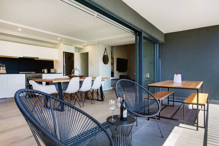 Modern duplex, Rooftop views, 5 mins walk to beach gallery image 4