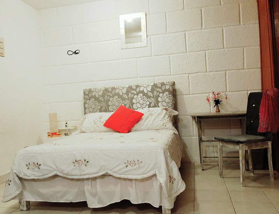 Amplia bien iluminada y ventilada habitación con baño privado dentro de la misma, con zona para trabajar con potatil y comoda silla, ubicada en una excelente zona al sur de Queretaro.