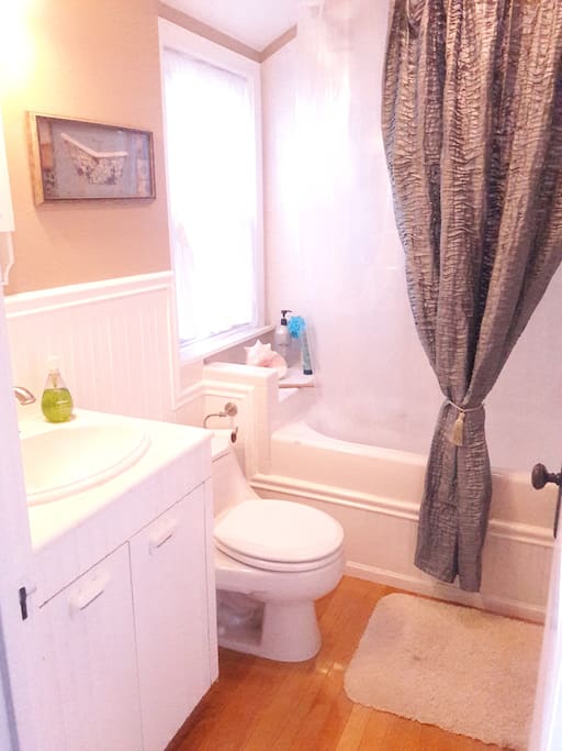 Sweet, clean and bright bathroom with towels and shampoo/conditioner available.