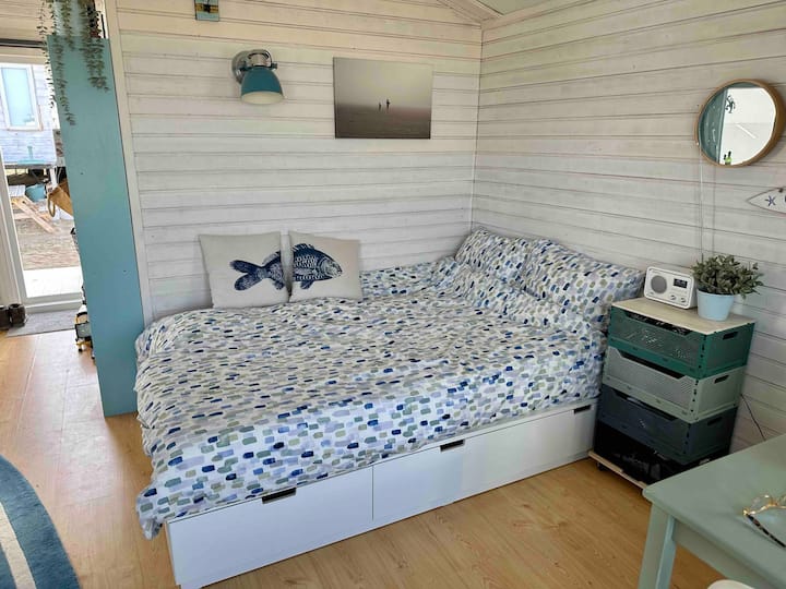 Por la noche: Salón con cama grande, colchón Emma muy lujoso.