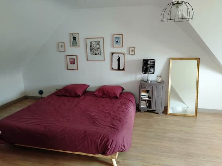 غرفة النوم في الطابق العلوي، بسرير بمقاس كينج