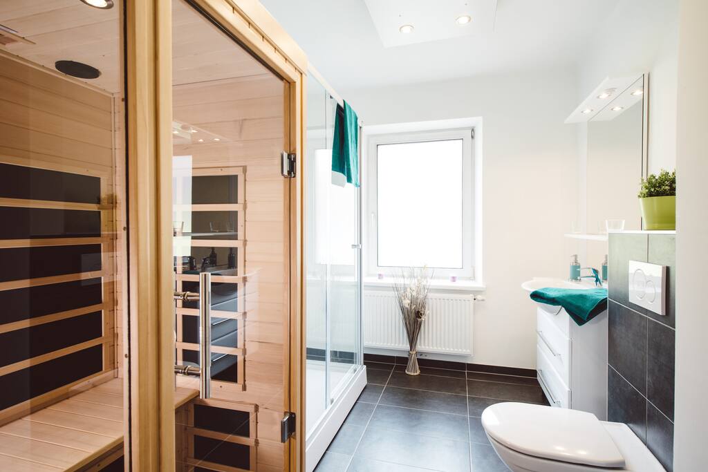 Wellness-Badezimmer mit Infrarotsauna