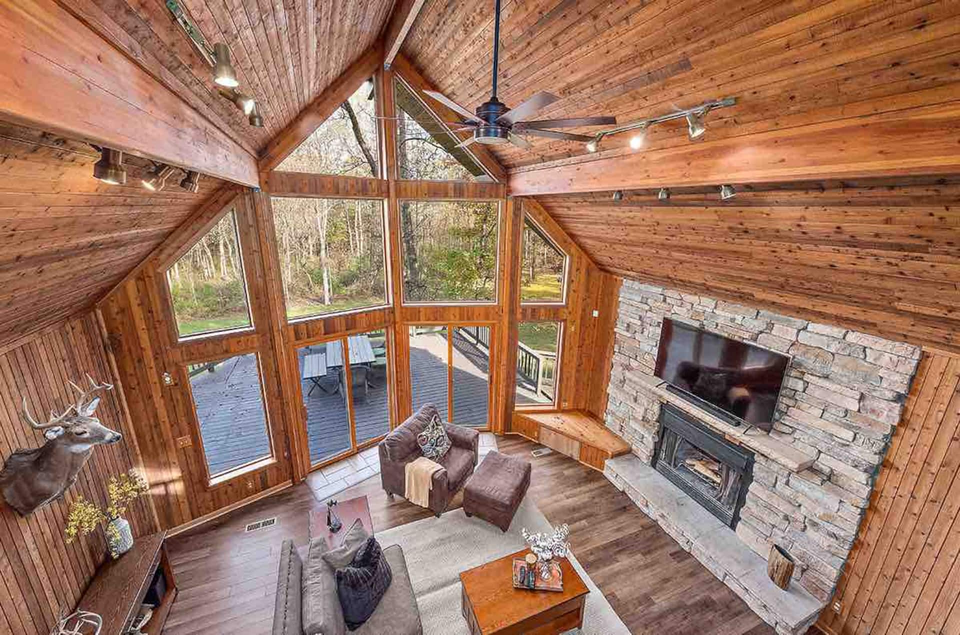 Secluded 6 Bedroom Cabin - Oregon, IL