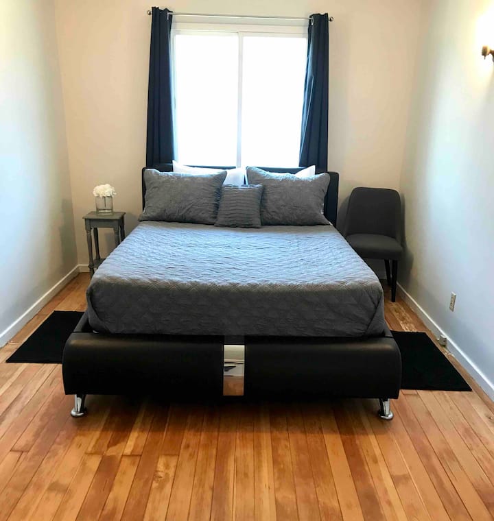 Habitación con cama tamaño queen

de 2pulgadas. Maravilloso y limpio alojamiento. Las camas eran muy cómodas y disfrutamos de la televisión Roku para ver youtube. No hay quejas »,
Jessica.