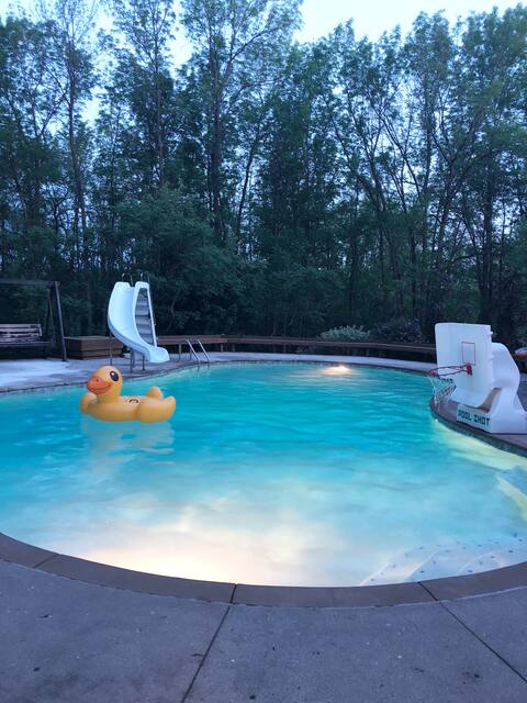 Entertaining Home, pool, minutes from Road America