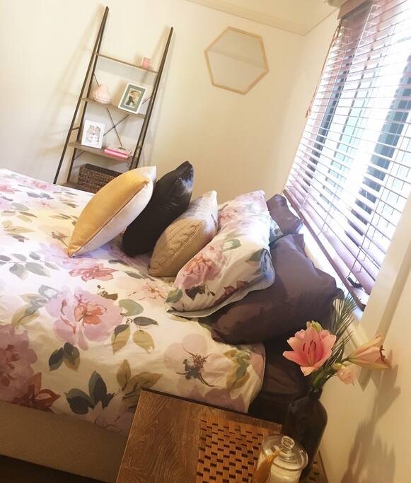 Queen size bed. Double room.