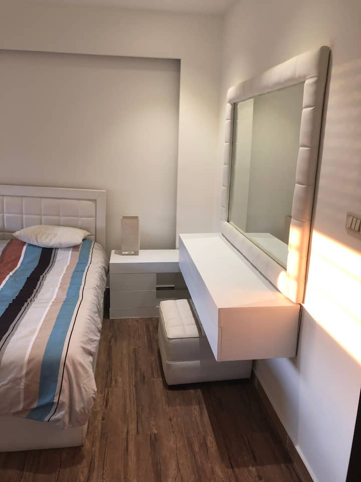 חדר שינה ראשי עם חדר רחצה וחדר הלבשה 