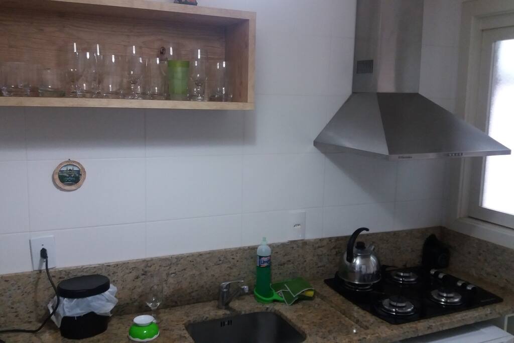 Cozinha com fogão cooktop
