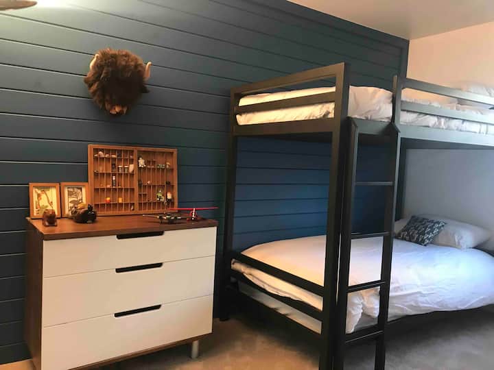 غرفة نوم للأطفال تضم سريرين بطابقين