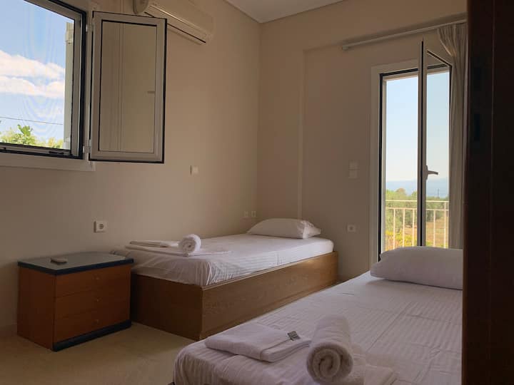 CHUMBA CHA KULALA CHA PILI JUU CHENYE KITANDA KIMOJA NA KITANDA KIMOJA CHA WATOTO