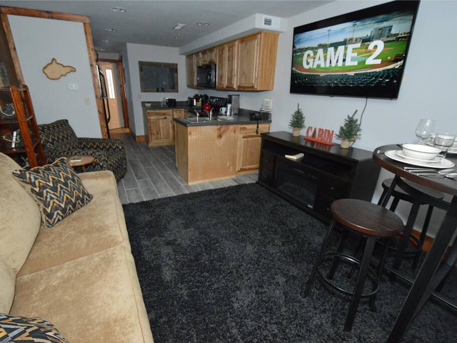 Huge flat screen TV, free wifi, free unlimited long distance.